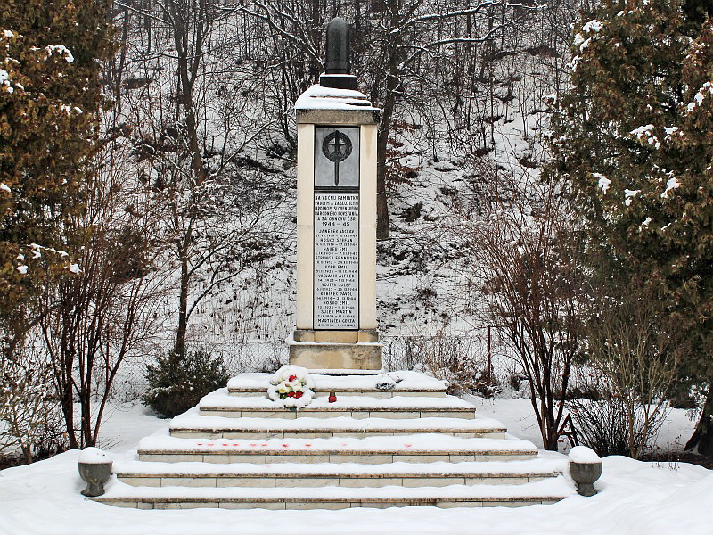 09.jpg - V miestnom parku v Utekáči 408m stojí pamätník padlých hrdinov 2. svetovej vojny a Slovenského národného povstania.