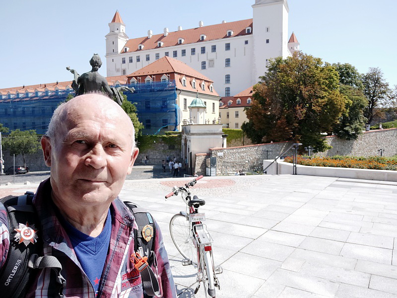 6.jpg - Vyštveral som sa po Palisádoch aj k Bratislavskému hradu a nevynechal som ani sídlo nášho Parlamentu. Vchod do budovy bol otvorený a tak som vkročil. Ale iba niekoľko krokov som stačil urobiť a hneď ma "haltovali" dve recepčné, že vraj - čo tu hľadám. Keď som im bohorovne odvetil, že vlastne nič, že idem do práce - zdupneli. Že vraj - predložte doklad!! Nuž, zasmiali sme sa napokon všetci traja, nikto iný tu totiž nebol.. 
