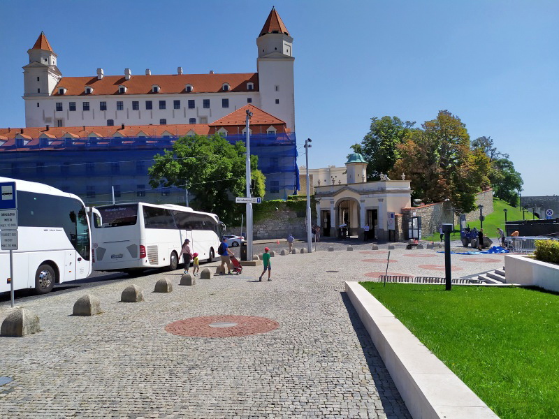 7.jpg - Ešte raz - pohľad na Bratislavský hrad  spred Parlamentu. Ten obrázok by bol, za iných okolností z kategórie tuctových, ale dnes - dnes je to fotografia unikátna a možno aj posledná takáto. Všimni si čitateľ pravú stranu obrázku a tam vidíš niečo "modré". To je zakrytá pracovná plocha nejakej firmy, ktorá tu pracuje na základoch nášho jedinečného "Kapitánovho" stĺpa, ktorý bude vysoký okolo 30 metrov a bude na ňom viať naša pekná Slovenská zástava (či vlajka???, teraz raz neviem???). Na druhý deň som sa dozvedel (TV, rozhlas, tlač), že tu je už osadený 30 metrov vysoký stĺp a už sa iba čaká na dátum 1. september, kedy sa pri príležitosti nášho štátneho sviatku ozdobí aj našou zástavou (opäť - či vlajkou?). takže, tak...
