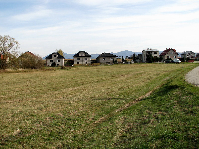 14.jpg - Južná polovica niekdajšej obce Košovský dvor 480m. Celkom napravo vidím časť chodníka pri ceste smerom do obce Dubové a ďalej na Budiš.