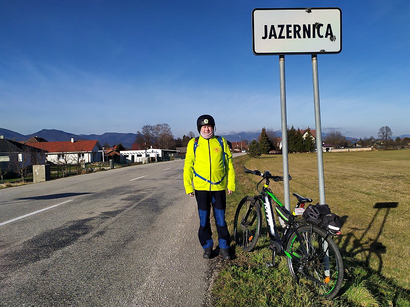 5.jpg - Števo Hudák pri vjazde do Jazernice, adkiaľ sa presunie cez osadu Markovice k Ivnačianskym rybníkom a ďalej do  Slovenského Pravna na kávičku.