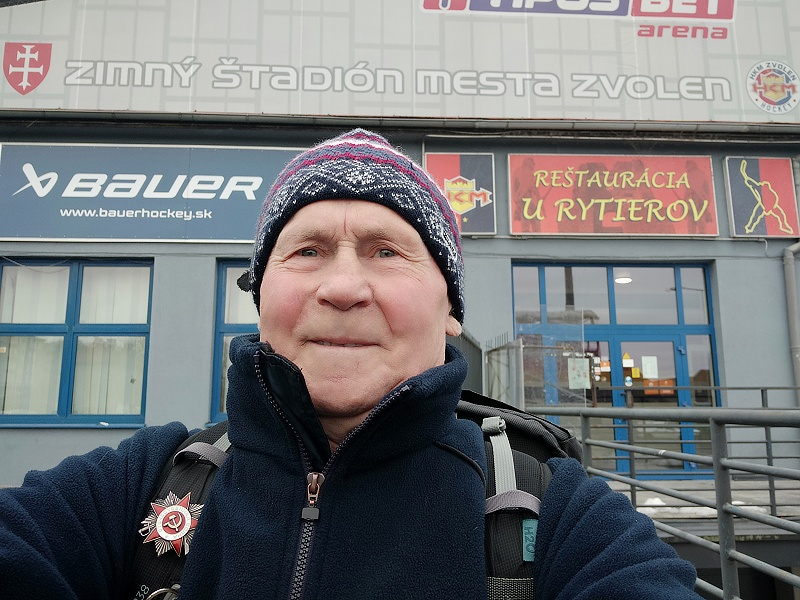 10.jpg - Fototermín: Števo Hudák po kávičke v reštaurácii U Rytierov.