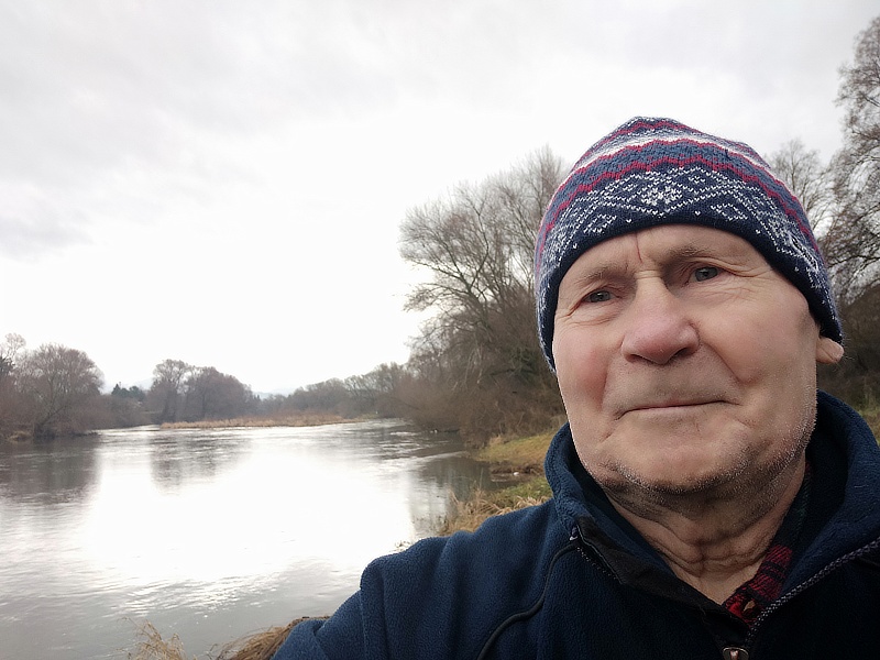 14.jpg - Ďalší z interesantných obrázkov - fototermín: Števo Hudák pri sútoku Váhu (z ľavej strany) s riekou Turiec (z pravej strany. Po mojej pravej ruke už je Váh poriadne posilnený. 