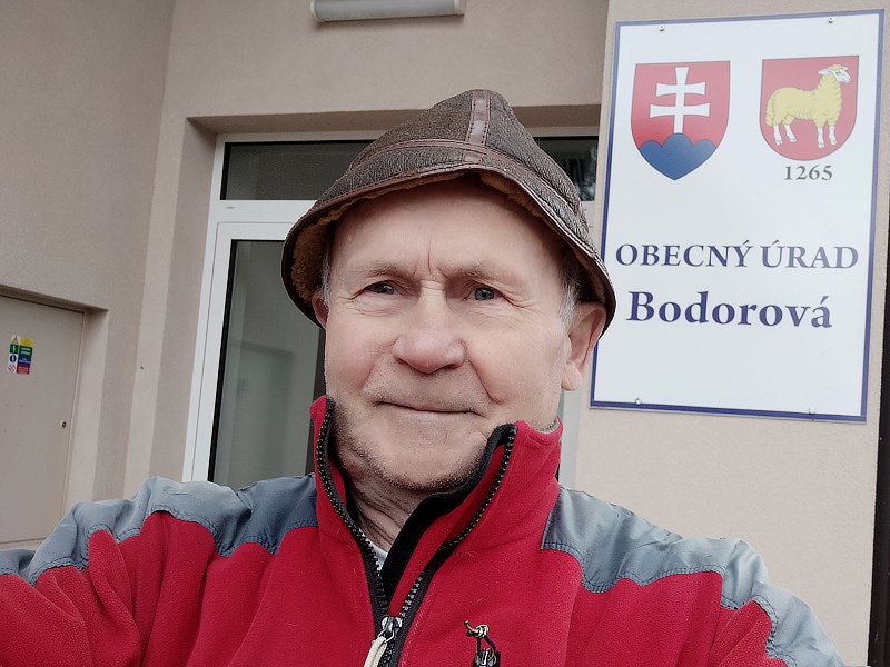 16.jpg - Fototermín: Števo Hudák pred OcÚ v Bodorovej.