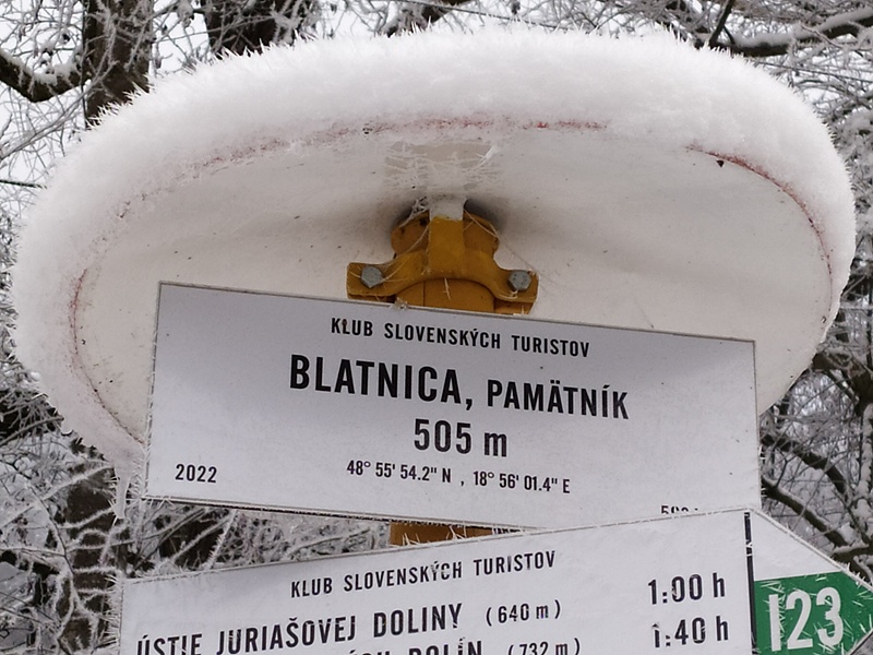 2.jpg - Ďalší dôkaz, že počasie je aké je - všimnite si "čiapku" na smerovníku!