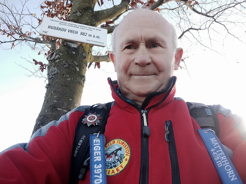 21.jpg - Ešte jeden fototermín: Števo Hudák na Hudákovom vrchu 882 - v detaile za krásneho slnečného dňa.