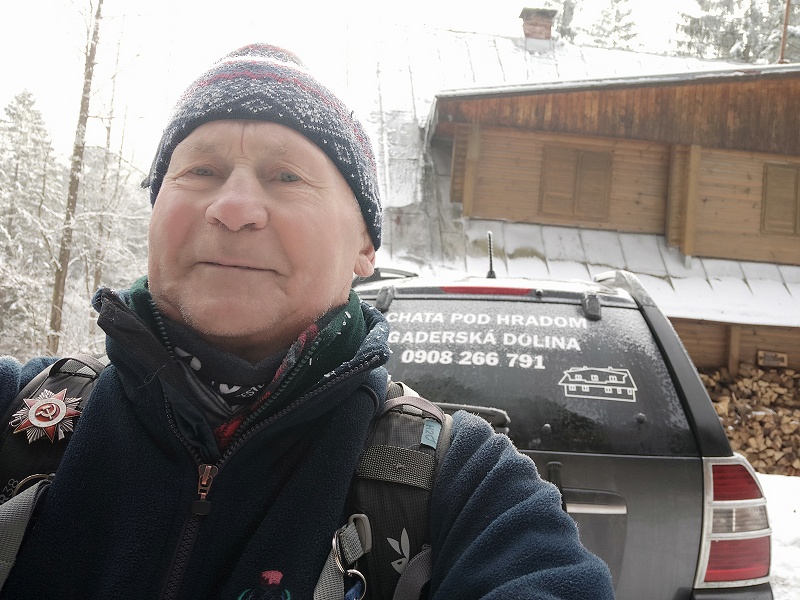 3.jpg - Fototermín: Števo Hudák pred chatou pod Hradom.