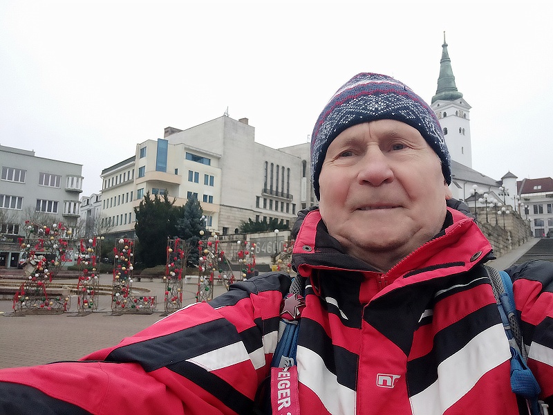 10.jpg - Fototermín: Števo Hudák v centre vianočne vyzdobenej Žiliny.