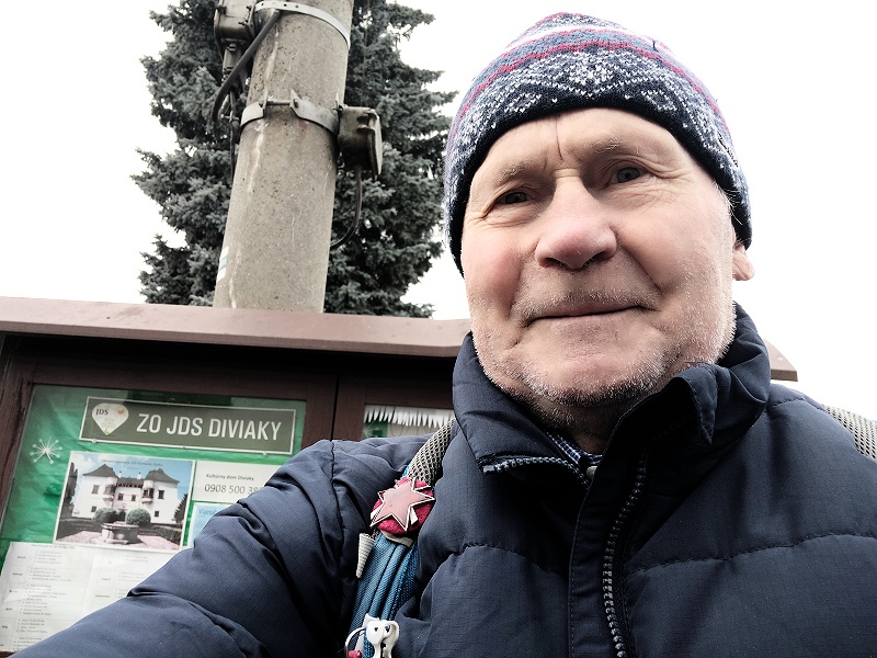 12.jpg - Fototermin: Števo Hudák pred informačnou tabuľou naších miestnych "súkmeňovcov" z Jednoty Dôchodcov Slovenska.