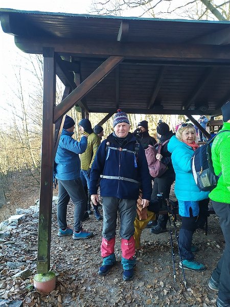 14.jpg - Fototermin: Števo Hudák pod odpočínkovým prístreškom na vrchole Veľkého Vreteňa 820m.