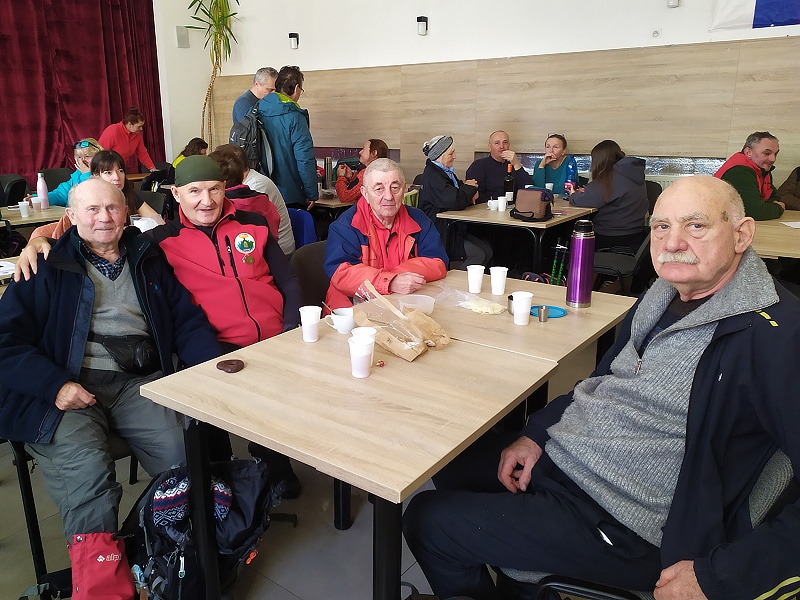 15.jpg - Fototermín, od ľavej strany: prezident Števo Hudák, predseda RR KST CA Ferko Žabka a predseda KST Liptovská Teplá 500m Paľko Sitek. Ospravedlňujem sa...meno toho štvrtého muža na obrázku som si, žiaľ, nezapamätal.