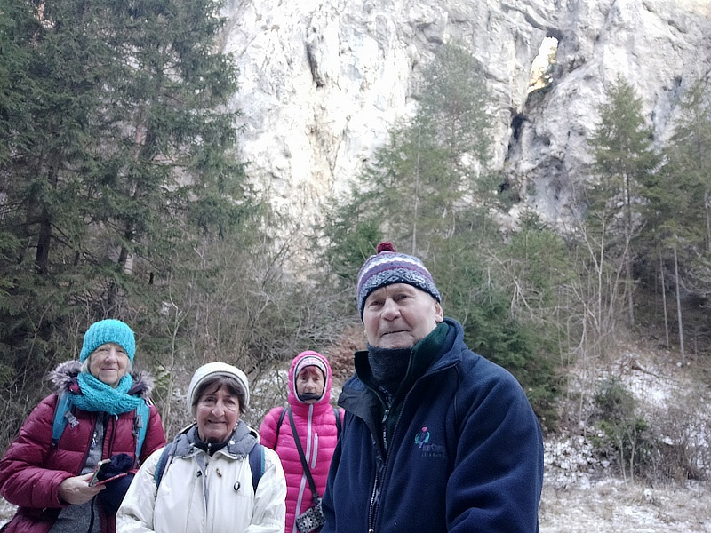 18.jpg - Fototermín: skupina seniorov z Diviak pod Blatnickým oknom 630m v Blatnickej doline.