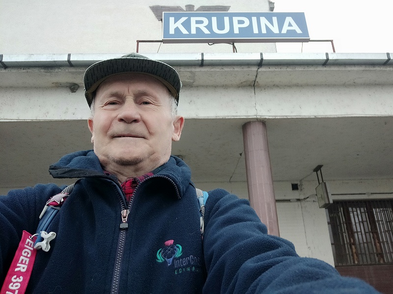 2.jpg - Prvý fototermín: Števo Hudák pred železničnou stanicou v Krupine. Chystám sa na tunajší "krtinec" Vartovku 375m.