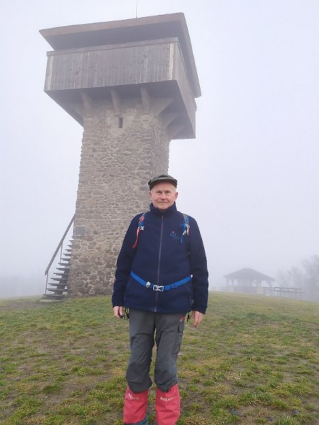 3.jpg - Druhý fototermín: Števo Hudák pózuje v hmle na Vartovke 375m.