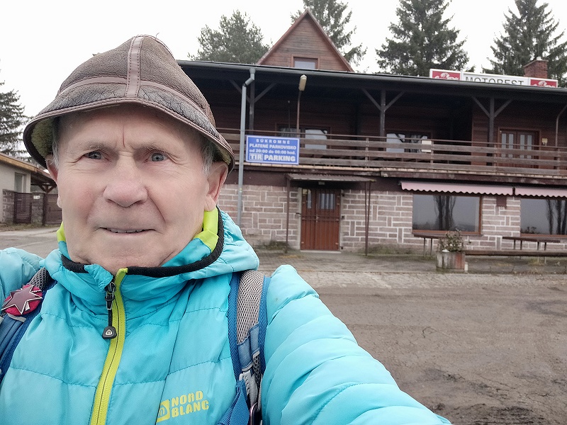 5.jpg - Reštauračné zariadenia na podobných frekventovaných križovatkách bývajú "zlatou baňou" pre pre ich prevádzkovateľov a majiteľov. V Turčianskej kotline je to ale úplne ináč!!??.