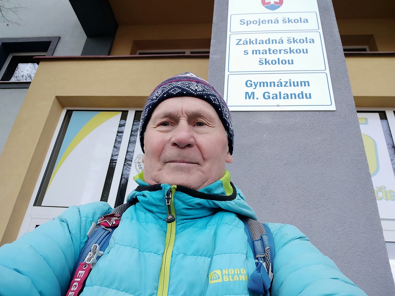 7.jpg - Fototermín: Števo Hudák pred Gymnáziom v Turčianskych Tepliciach.